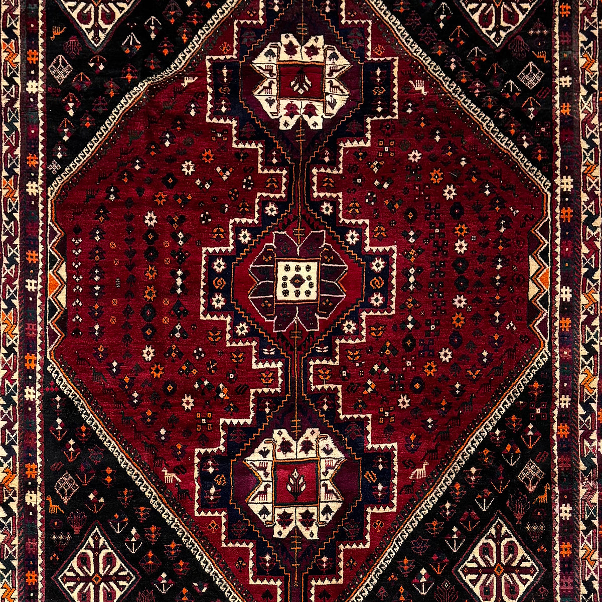 Fine Hand knotted Persian Shiraz Rug 202cm x 267cm