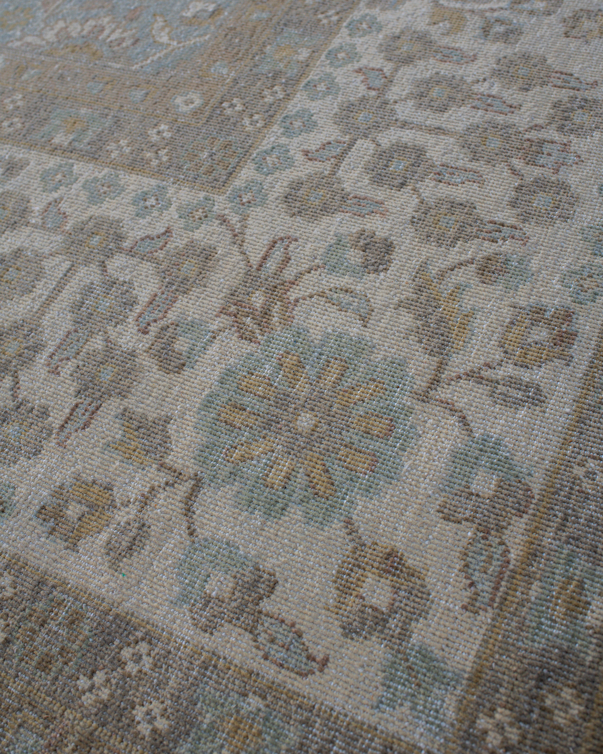 Fine Hand-knotted Wool Bahaar Design Rug 238cm x 296cm