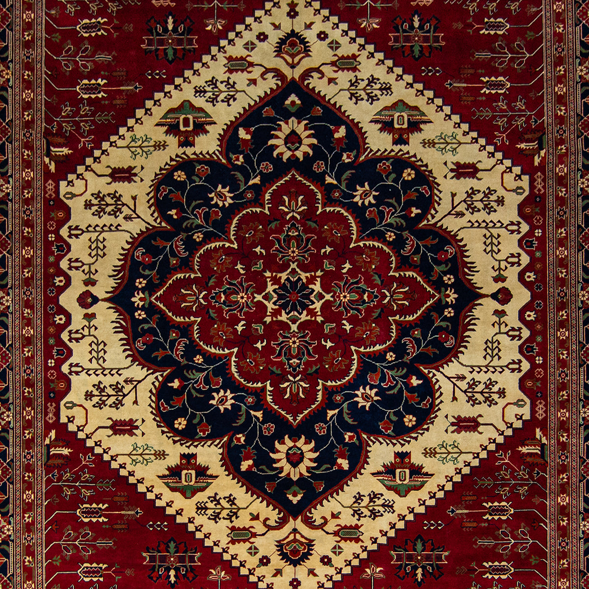 Fine Hand-knotted Heriz Wool Rug 304cm x 392cm