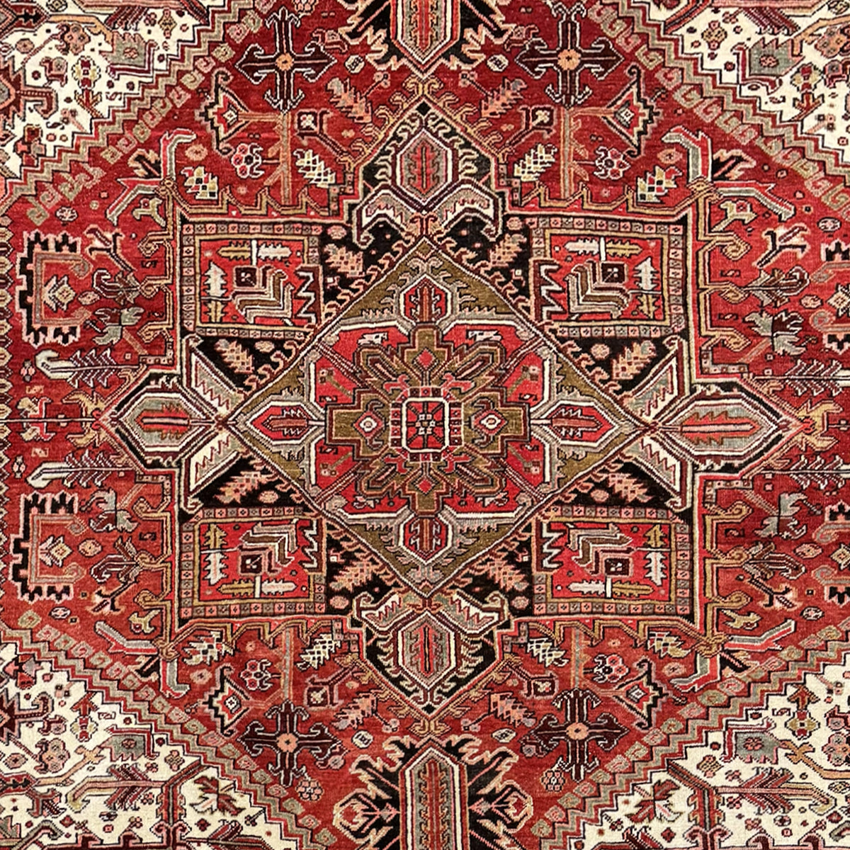 Fine Hand-knotted Wool Gravan Heriz Persian Rug  270cm x 331cm